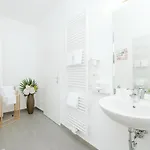 Velden24 - Create Your Own Motel