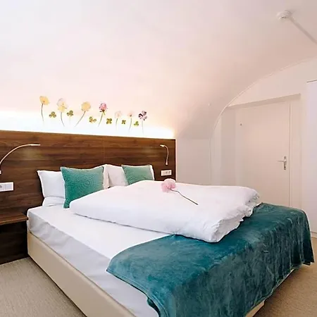 Velden24 - Create Your Own Motel 2*